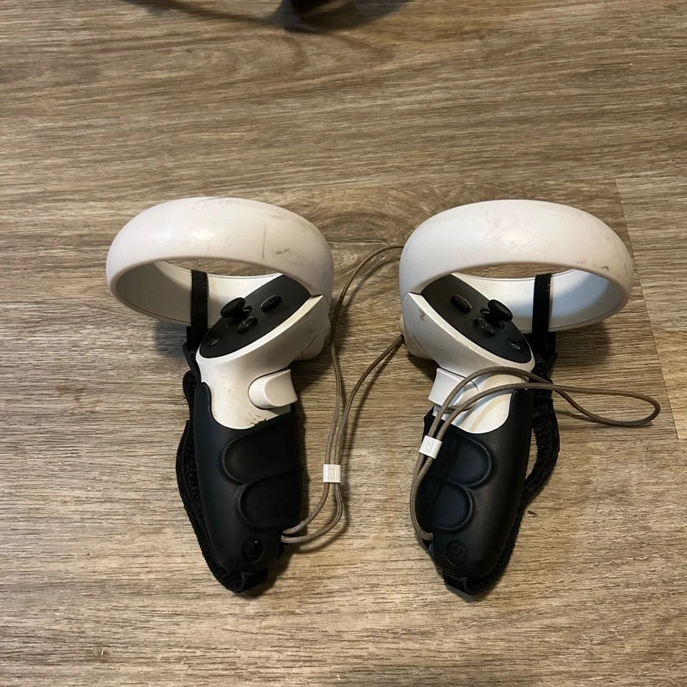 Oculus White VR Headset with Controllers and battery pack elite strap
